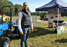 Peter Kuijlen van ZHE Trading had speciaal voor de aardbeien een smalspoor BCS en kleine tunnelmaaiers meegenomen.